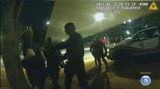 Abordagem de policiais militares contra morador de rua - Imagem: Reprodução / TV Globo