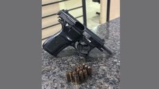 A Polícia Militar apreendeu armas, munições e drogas, enquanto investiga as circunstâncias do tiroteio e a fuga dos suspeitos - Imagem: Reprodução/Polícia Militar de Limeira