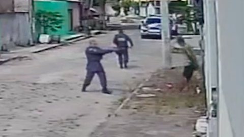 VÍDEO forte mostra policial atirando e matando jovem já rendido - Imagem: reprodução YouTube