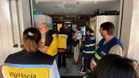 O governador de São Paulo, Tarcísio de Freitas (Republicanos), confirmou cinco mortes por intoxicação por metanol - Imagem: Reprodução / Lucas Jozino / TV Globo