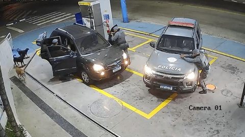 Homem sequestrado durante assalto é libertado após ação da PM em posto de gasolina - Imagem: Reprodução
