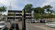 A rápida ação da polícia garantiu a segurança da funcionária e a prisão do homem sem feridos - Imagem: Reprodução/Google Steet View