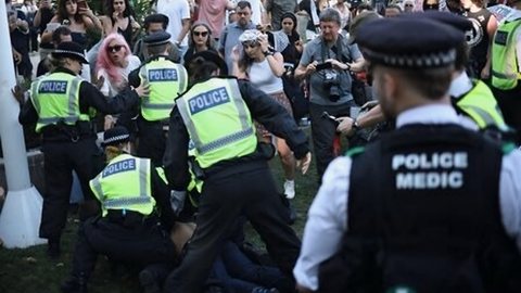 Segundo a polícia metropolitana, todas as pessoas que carregavam cartazes com a frase “Eu me oponho ao genocídio, apoio a Palestine Action” foram detidas ou estão “em processo de detenção” - Imagem: Notícias do Planalto