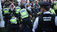Segundo a polícia metropolitana, todas as pessoas que carregavam cartazes com a frase “Eu me oponho ao genocídio, apoio a Palestine Action” foram detidas ou estão “em processo de detenção” - Imagem: Notícias do Planalto