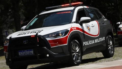 O incidente ocorreu na madrugada de sábado, quando a motorista, visivelmente embriagada, colidiu com um veículo estacionado - Imagem: Divulgação