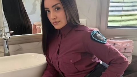 Imagens polêmicas mostraram a policial usando algemas de forma sugestiva, gerando repercussão entre colegas e superiores - Imagem: Reprodução/Redes Sociais