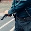 Policial Militar  acerta tiro em pedestre inocente por engano - Imagem: Reprodução Pexels