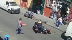 Chocante! Policial se joga na frente de moto para evitar fuga de suspeitos de roubo - Imagem: Reprodução/Redes Sociais