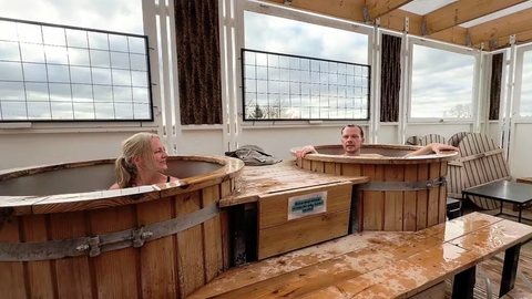 Candidatos dinamarqueses participam de encontro com eleitores em sauna durante campanha eleitoral em Copenhague. - Imagem: CAMILLE BAS-WOHLERT / AFP