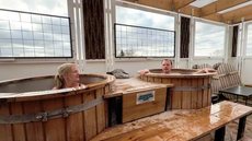 Candidatos dinamarqueses participam de encontro com eleitores em sauna durante campanha eleitoral em Copenhague. - Imagem: CAMILLE BAS-WOHLERT / AFP