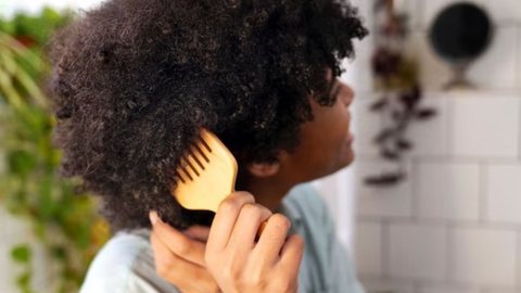 A Agência Nacional de Vigilância Sanitária divulgou uma lista de produtos confiáveis para utilizar ao trançar os cabelos. - Imagem: reprodução I Freepik