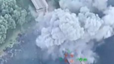 Ucrânia utilizou foguetes ocidentais, possivelmente os HIMARS de fabricação norte-americana, para destruir uma ponte sobre o rio Seym. - Imagem: Reprodução | X (Twitter) - @AFPnews
