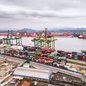 A indústria brasileira acompanha com preocupação as negociações entre Brasil e Estados Unidos diante da possibilidade de novas tarifas sobre milhares de produtos exportados ao mercado americano. - Imagem: Reprodução