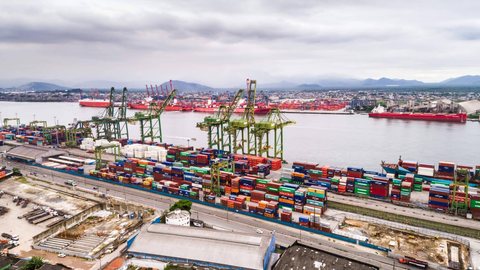 A indústria brasileira acompanha com preocupação as negociações entre Brasil e Estados Unidos diante da possibilidade de novas tarifas sobre milhares de produtos exportados ao mercado americano. - Imagem: Reprodução