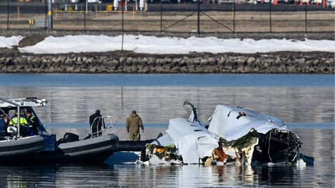 Equipes de resgate trabalham incansavelmente para recuperar corpos das águas geladas do Potomac após a colisão - Imagem: Reprodução | X - The New York Times