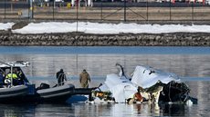 Equipes de resgate trabalham incansavelmente para recuperar corpos das águas geladas do Potomac após a colisão - Imagem: Reprodução | X - The New York Times