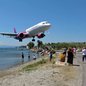 Pouso rasante de avião assusta curiosos em ilha grega; confira o vídeo - imagem: reprodução YouTube GreatFlyer