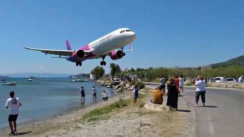 Pouso rasante de avião assusta curiosos em ilha grega; confira o vídeo - imagem: reprodução YouTube GreatFlyer