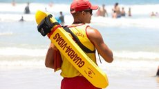 Banhistas ajudaram no resgate, mas a tragédia ressalta os perigos do mar e a necessidade de cuidados nas praias - Imagem: Divulgação/Governo de SP