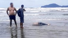 Idosa é socorrida após se afogar na praia do Canal 2, em Santos. Apesar do atendimento das equipes de resgate, a vítima não resistiu - Imagem: Reprodução