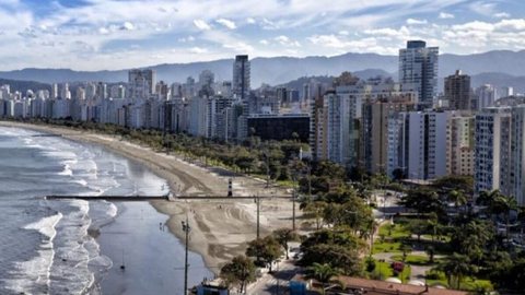 Bandeiras vermelhas sinalizam trechos impróprios para banho na Baixada Santista, conforme monitoramento da Cetesb - Imagem: Arquivo/PMS