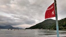 A bandeira vermelha sinaliza locais onde o contato com o mar não é recomendado. - Imagem::Reprodução/Cetesb.