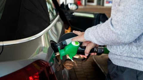 O preço médio da gasolina, do etanol e do diesel abaixaram nos postos. - Imagem: reprodução I Freepik