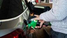 O preço médio da gasolina, do etanol e do diesel abaixaram nos postos. - Imagem: reprodução I Freepik