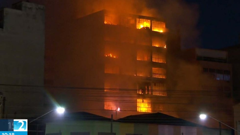 SP2 revela como ficou a parte interna do prédio da região da 25 de Março que pegou fogo - Foto: Reprodução / Globo; SP2