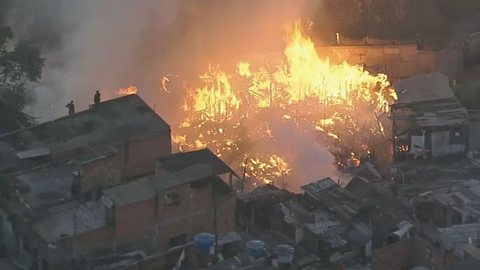 Prefeito de Osasco assina decreto que concede R$ 3.500 a famílias prejudicadas por incêndio - Imagem: Reprodução / TV Globo