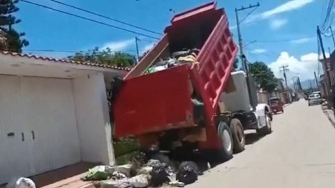 Manifestantes jogam lixo em frente a casa de prefeito da cidade; veja o vídeo - Imagem: reprodução