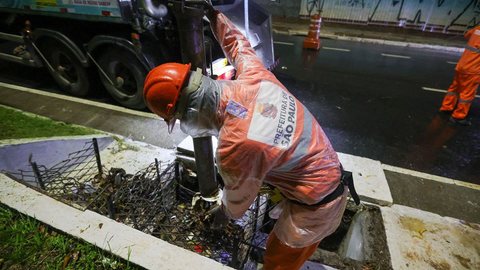 Com mais de 300 trabalhadores mobilizados, a primeira ação ocorreu na Avenida das Nações Unidas, focando na limpeza e remoção de entulho. - Imagem: Divulgação / SECOM - Prefeitura da Cidade de São Paulo