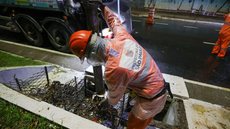 Com mais de 300 trabalhadores mobilizados, a primeira ação ocorreu na Avenida das Nações Unidas, focando na limpeza e remoção de entulho. - Imagem: Divulgação / SECOM - Prefeitura da Cidade de São Paulo