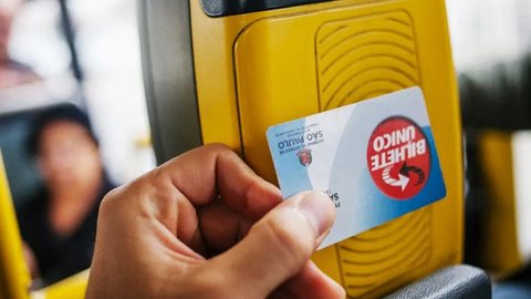 Prefeitura lança pagamento por celular em ônibus da capital - Imagem: Reprodução / Veja / Caio Palazzo