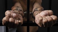 Homem inocente passa 30 anos na cadeia e morre 5 meses após a liberdade - Imagem: Freepik.com