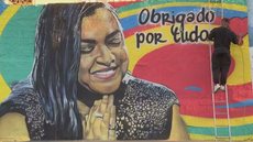 Obra retrata Preta Gil sorrindo e inclui uma mensagem de Gilberto Gi - Imagem: Reprodução / TV Globo