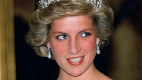 Princesa Diana mandou dois cartões com piadas sobre sexo oral ao rei da Grécia - Imagem: reprodução Twitter