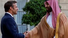O presidente francês, Emmanuel Macron, recebe o príncipe herdeiro saudita, Mohammed bin Salman, em Paris, em 29 de julho de 2022 - Imagem: Divulgação | Benoit Tessier