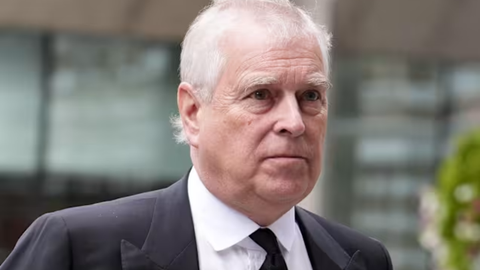 Andrew Mountbatten-Windsor deixou a vida pública após sucessivos escândalos - Imagem: Jordan Pettitt/ AFP