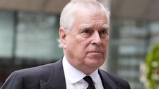 Andrew Mountbatten-Windsor deixou a vida pública após sucessivos escândalos - Imagem: Jordan Pettitt/ AFP