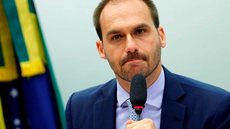 Eduardo Bolsonaro é notificado pelo STF para responder a denúncias em 15 dias, após tentativas de dificultar a notificação - Imagem: Reprodução/X @updatecharts