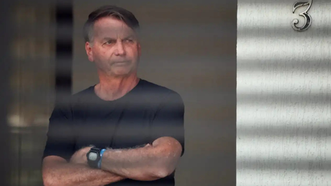 Ex-presidente Jair Bolsonaro foi transferido para prisão domiciliar após apresentar quadro de broncopneumonia e precisar de internação em Brasília - Imagem: Reprodução