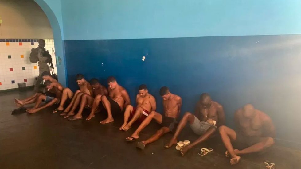 Criminosos são presos dentro de escola na Nova Holanda - Imagem: reprodução TV Globo