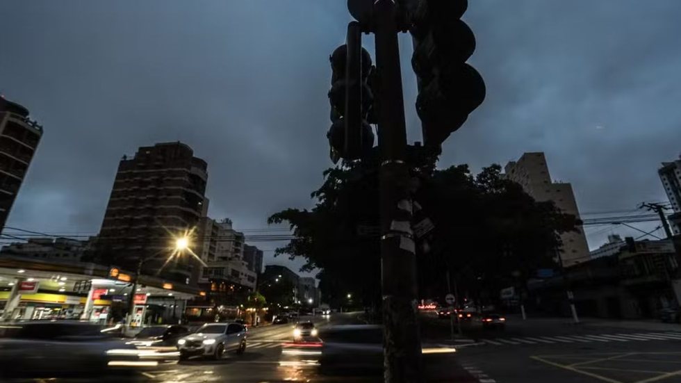 Procon-SP aplicou uma multa de R$ 13,3 milhões à concessionária Enel Distribuição São Paulo - Imagem: Reprodução | X (Twitter) - @estadão