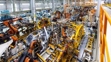 A Confederação Nacional da Indústria (CNI) prevê que a economia brasileira crescerá 2,4% em 2025, com a indústria apresentando alta de 2,1% - Imagem: Reprodução/Freepik