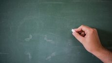 Professor de colégio federal é demitido por assédio sexual contra estudantes - Imagem: Reprodução / Freepik