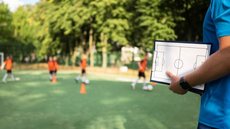 Professor de escolinha de futebol é indiciado por abusar sexualmente de alunos em Comodoro - Imagem: Reprodução / Freepik