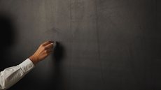 Professor é preso em flagrante por importunação dentro de escola - Imagem: Reprodução / Freepik