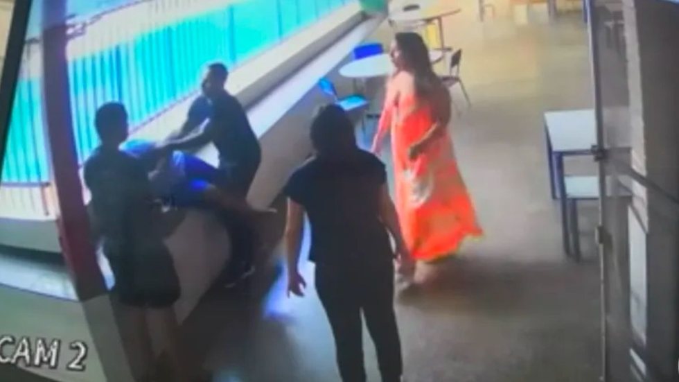 VÍDEO FORTE flagra momento em que professor quebra braço de aluno autista - Imagem: reprodução TV Globo