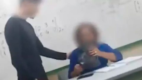 LAMENTÁVEL - aluno 'presenteia' professora negra com palhaça de aço; veja vídeo - Imagem: reprodução redes sociais